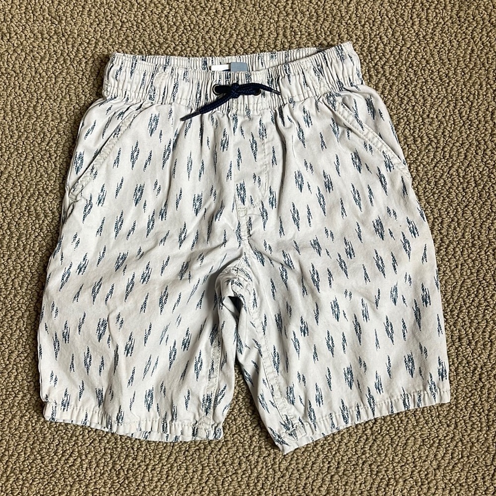 Old Navy shorts size (6 -7)